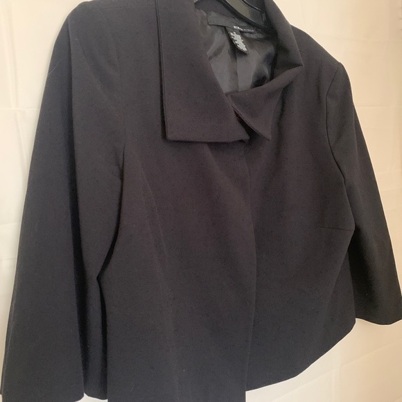 Beautiful three button,high cut black blazer, three-quarter sleeve size 12 - Picture 6 of 8